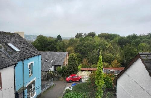 Cardigan House | Cosy seaside town cottage with private garden