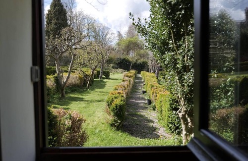 Crawcrook Cottage | Cosy secret cottage in a beautiful walled garden