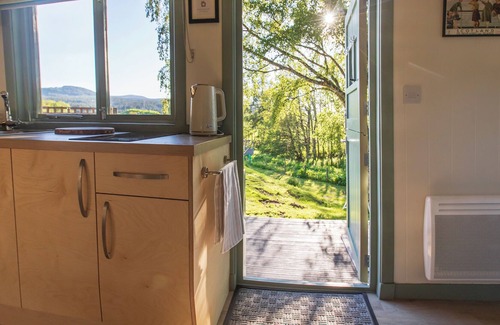 Alness Cabin | Cosy Shepherds Hut in the Scottish Highlands With hot tub