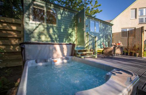 Alness House | Cosy Shepherds Hut with hot tub in the Scottish Highlands