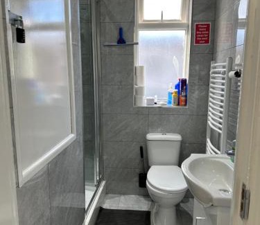 Downham House | Cosy Smart/Small Double Room in Keedonwood Road Bromley
