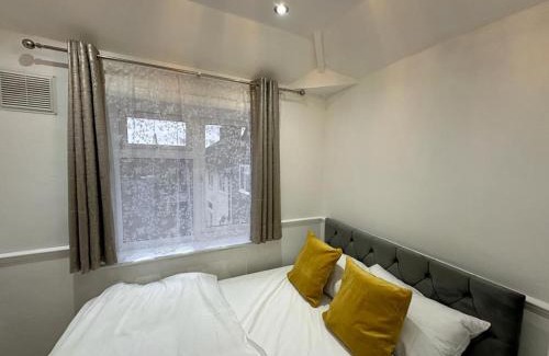 Downham House | Cosy Smart/Small Double Room in Keedonwood Road Bromley