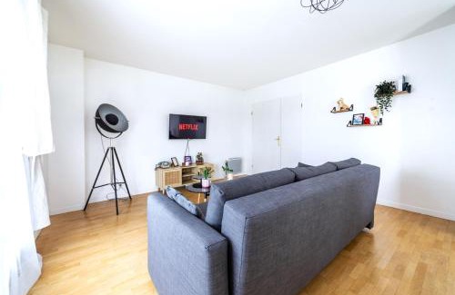 Saint-Ouen Apartment | Cosy & Spacieux, Paris 10 min + Parking privé.