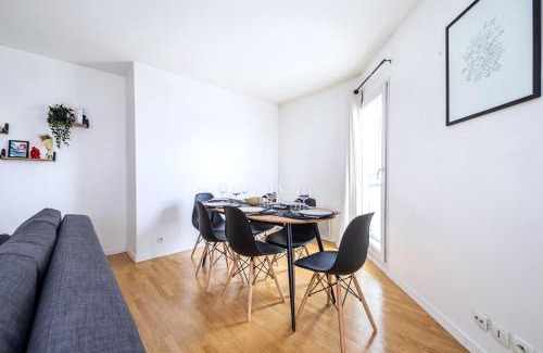 Saint-Ouen Apartment | Cosy & Spacieux, Paris 10 min + Parking privé.