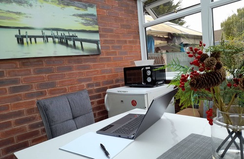 Willenhall House | Cosy Spacious Bedroom with dedicated Shower/Toilet in the Heart of West Midlands