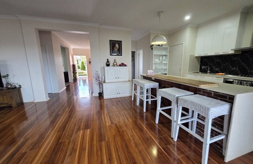 Drouin House | Cosy spacious hill holiday home