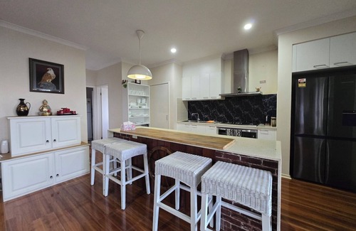 Drouin House | Cosy spacious hill holiday home