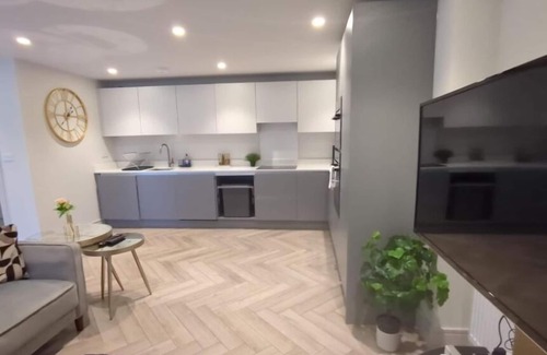 West Barnes Apartment | Cosy, Spacious & Stylish Family Haven: Garden-Parking 3 bedrooms apartment.