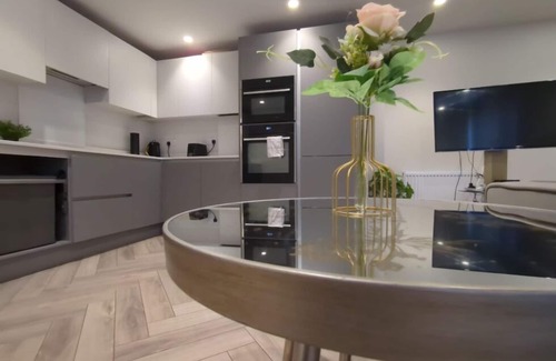 West Barnes Apartment | Cosy, Spacious & Stylish Family Haven: Garden-Parking 3 bedrooms apartment.