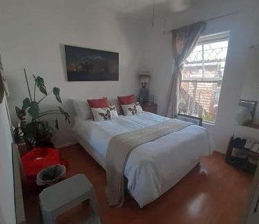Gordons Bay Central House | Cosy Stay - Homestay with Linda & Garfield