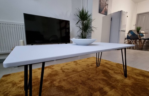 Stoke-on-Trent House | Cosy Stay in Stoke on Trent By Villazu