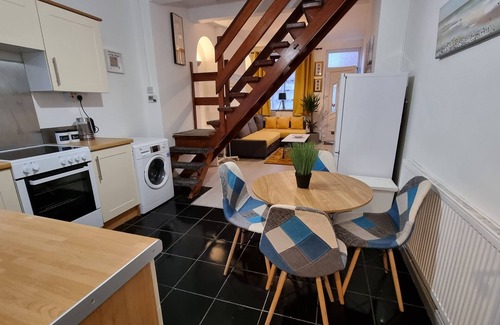 Stoke-on-Trent House | Cosy Stay in Stoke on Trent By Villazu