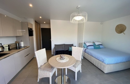 Les Maillans Apartment | Cosy Studio with Private Jacuzzi - Côte d'Azur