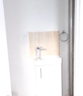 South Ockendon Apartment | Cosy Studio Getaway - Free Parking & Central Links