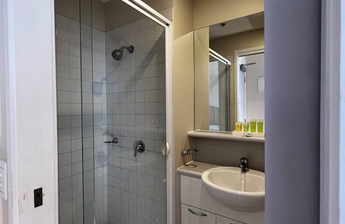 Carlton South Apartment | Cosy Studio in Melbourne CBD | Free Wi-Fi
