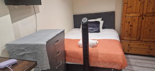 Trafford House | Cosy Studio - Maisonette in a quite neighbourhhod can sleep 2 with private entrance and gate