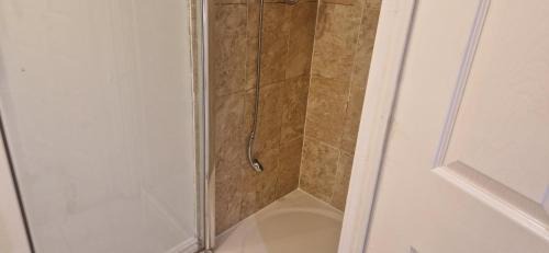 Trafford House | Cosy Studio - Maisonette in a quite neighbourhhod can sleep 2 with private entrance and gate