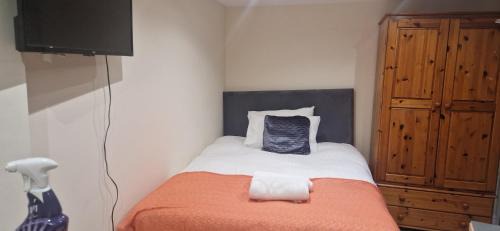 Trafford House | Cosy Studio - Maisonette in a quite neighbourhhod can sleep 2 with private entrance and gate