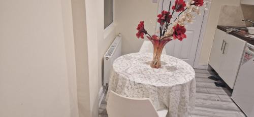 Trafford House | Cosy Studio - Maisonette in a quite neighbourhhod can sleep 2 with private entrance and gate