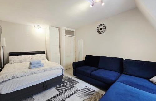 Churchill Apartment | Cosy studio Victoria