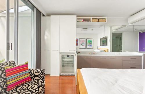 Darlinghurst Apartment | Cosy Studio with City Views