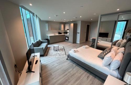 Bracknell Apartment | Cosy Studio with private entrance & Parking