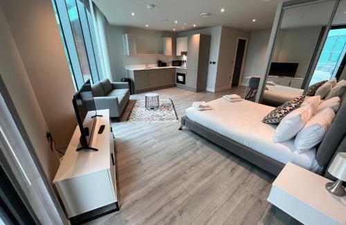 Bracknell Apartment | Cosy Studio with private entrance & Parking