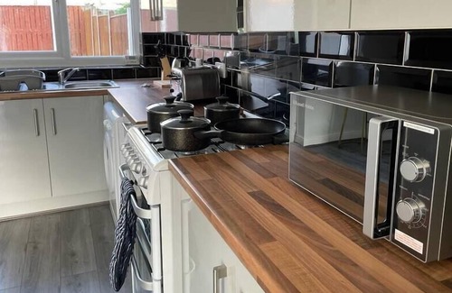 Huyton House | Cosy Stunning 3 BR House in Liverpool