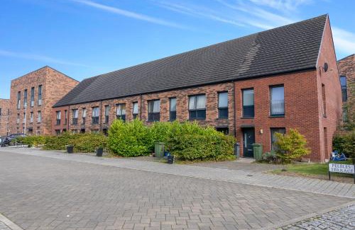 Muirhouse House | Cosy, Stylish Bedroom for Business and Work Travellers