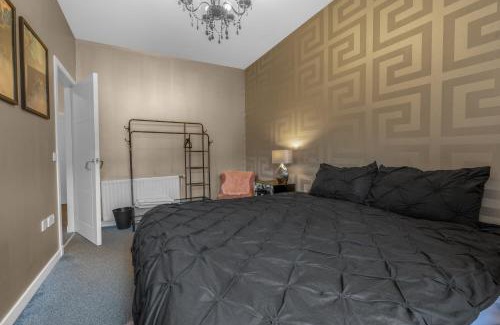 Muirhouse House | Cosy, Stylish Bedroom for Business and Work Travellers