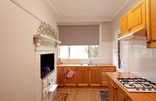 Tenterfield House | Cosy Sun-Filled Cottage