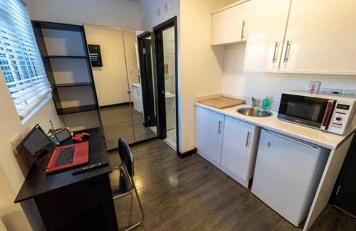 Selly Oak Apartment | Cosy top Floor Studio Available Near the City!