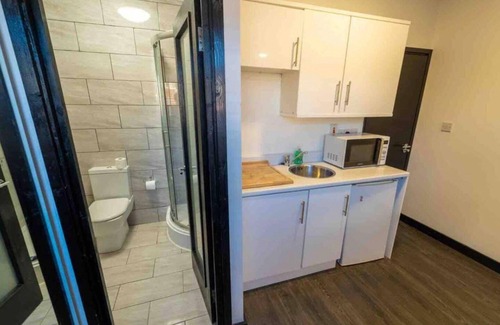 Selly Oak Apartment | Cosy top Floor Studio Available Near the City!