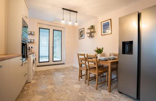 Dolgellau House | Cosy townhouse with log burner