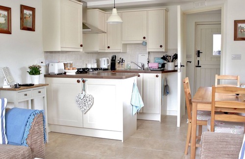 Kingswood Cottage | Cosy, traditional-style cottage - for two bedrooms see our other listing