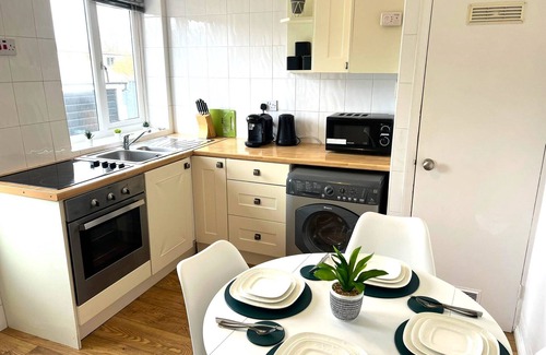 Brentwood House | Cosy two bed bungalow in Hutton/Brentwood - fast London connections