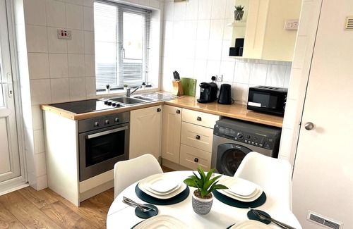 Brentwood House | Cosy two bed bungalow in Hutton/Brentwood - fast London connections