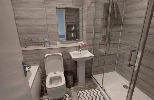 Fairfield House | Cosy two bedroom bedroom apartment with free parking and free wifi