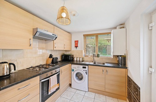 Tottenham Hale Apartment | Cosy urban 2 bed flat in Tottenham Hale, sleeps 5