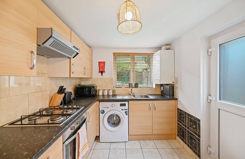 Tottenham Hale Apartment | Cosy urban 2 bed flat in Tottenham Hale, sleeps 5