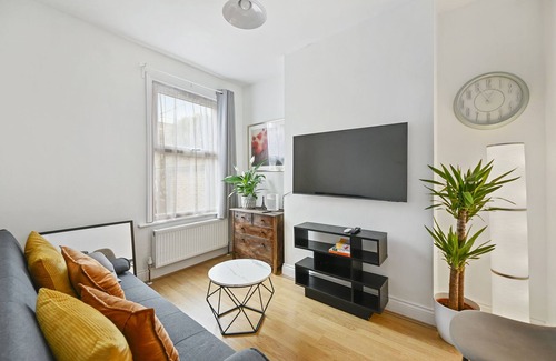 Tottenham Hale Apartment | Cosy urban 2 bed flat in Tottenham Hale, sleeps 5
