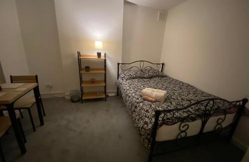 Brondesbury House | Cosy Victorian Guest Room