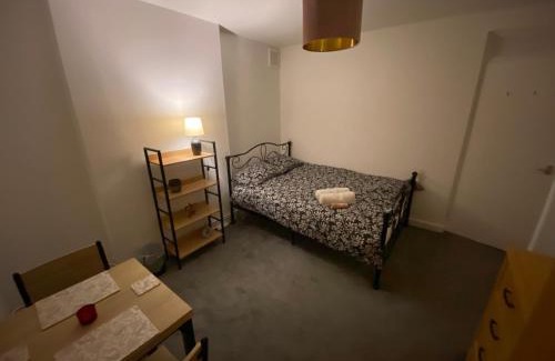Brondesbury House | Cosy Victorian Guest Room