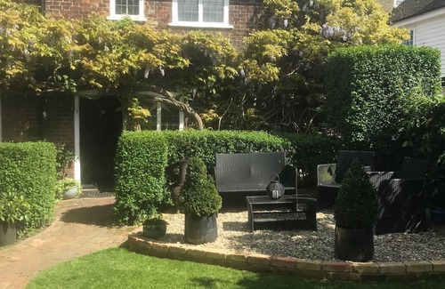 Cobham House | Cosy Village Cottage Great Price! London and the coast 30mins away