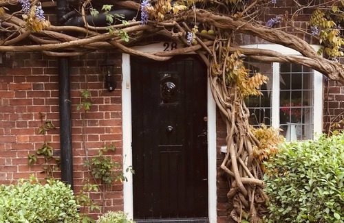 Cobham House | Cosy Village Cottage Great Price! London and the coast 30mins away