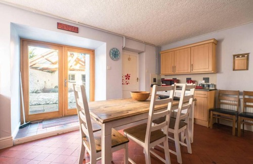 St Davids House | Cosy Welsh Cottage in St Davids Centre with Garden