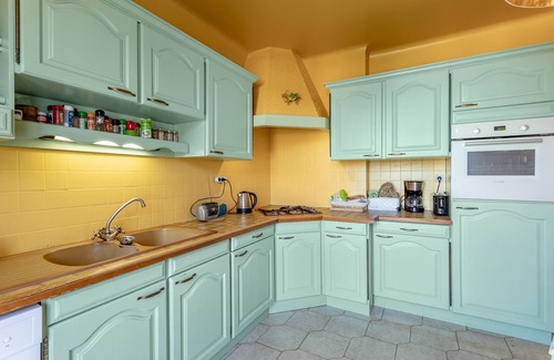 Ceret Apartment | ‘Côté Jardin’ flat with views, terrace and garden, 2 minutes from the centre of Céret