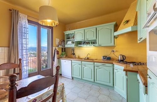Ceret Apartment | ‘Côté Jardin’ flat with views, terrace and garden, 2 minutes from the centre of Céret