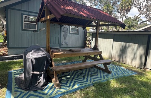 Port Richey Apartment | Cotee River Mancave studio with AC in Port Richey