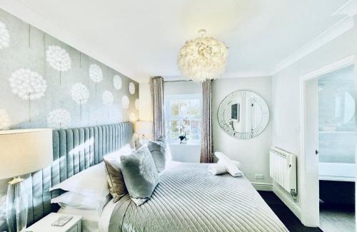 Chipping Campden Apartment | Cotswold Chic Retreats "Jacinabox" Central Chipping Campden-Parking-Garden